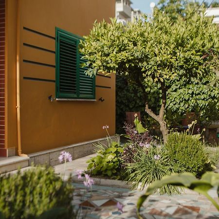 Rare Durres Apartment With Private Parking & Garden 外观 照片