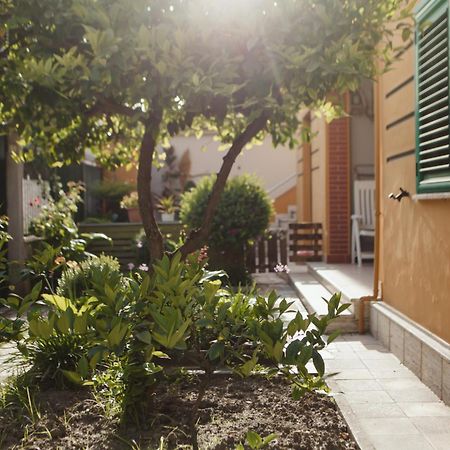 Rare Durres Apartment With Private Parking & Garden 外观 照片