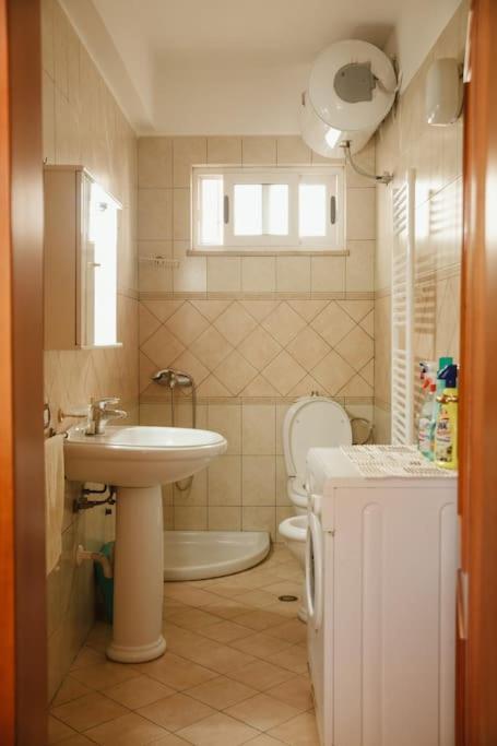 Rare Durres Apartment With Private Parking & Garden 外观 照片