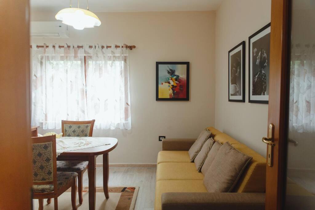 Rare Durres Apartment With Private Parking & Garden 外观 照片