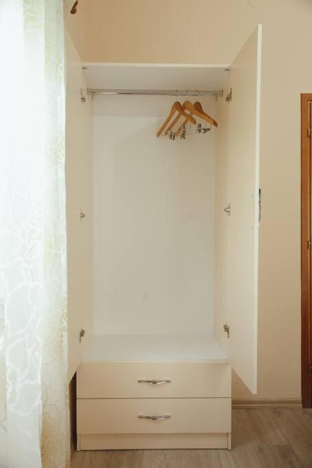 Rare Durres Apartment With Private Parking & Garden 外观 照片