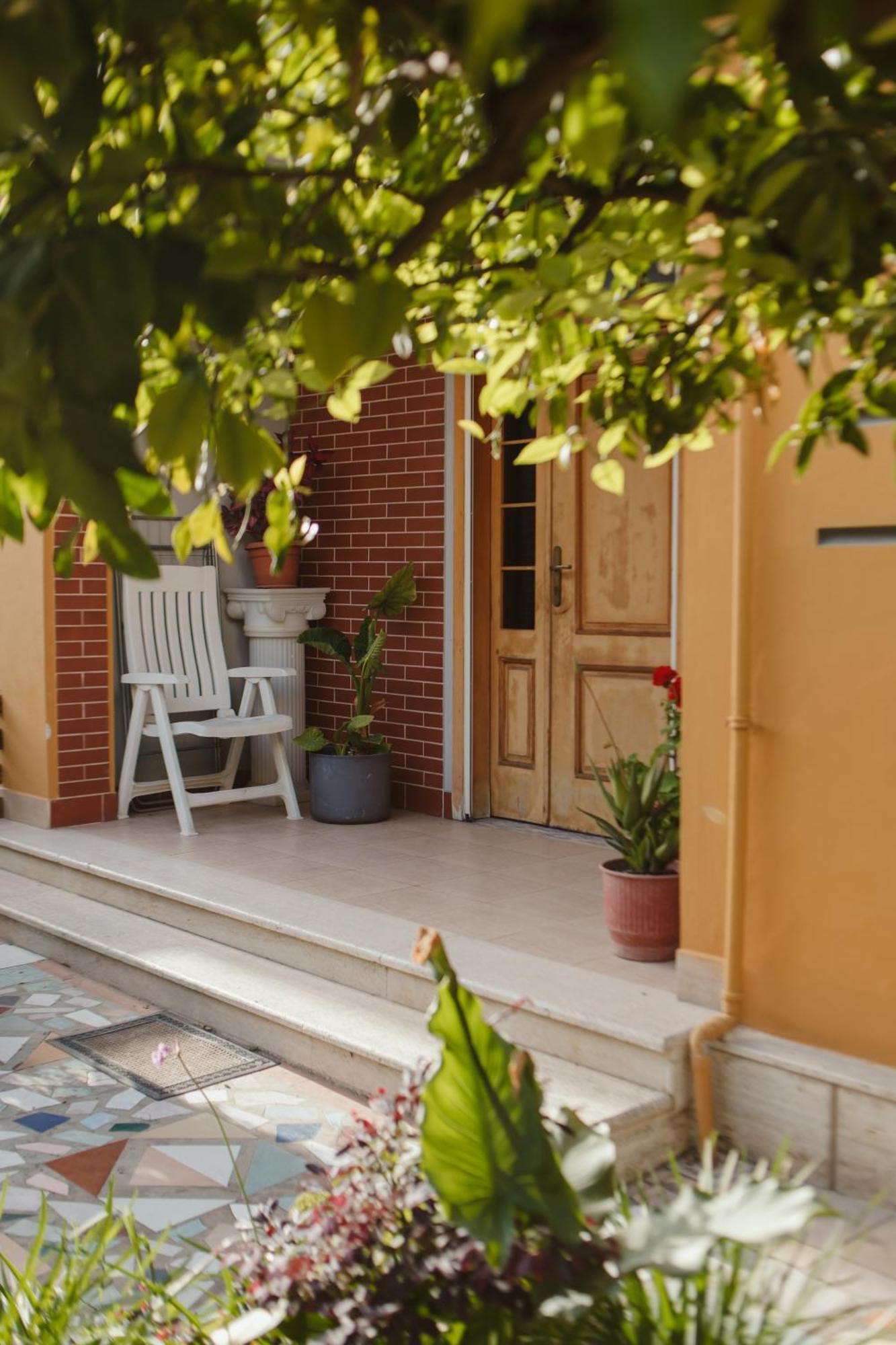 Rare Durres Apartment With Private Parking & Garden 外观 照片