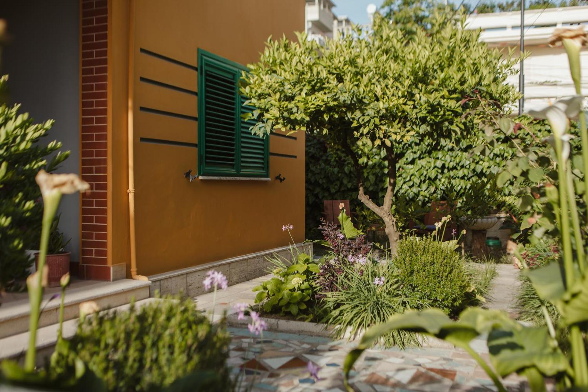 Rare Durres Apartment With Private Parking & Garden 外观 照片