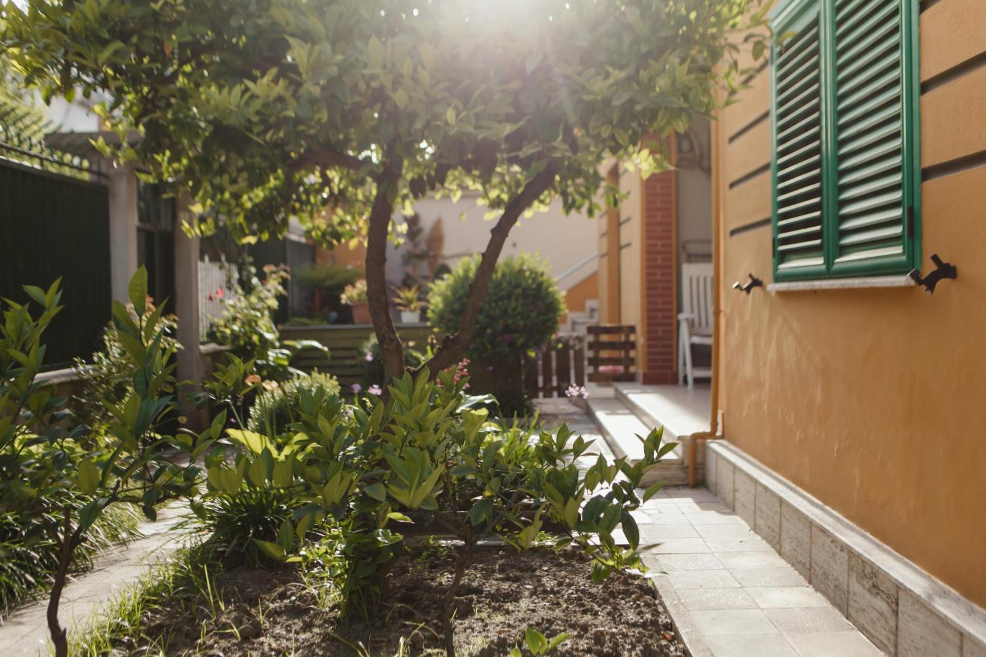 Rare Durres Apartment With Private Parking & Garden 外观 照片